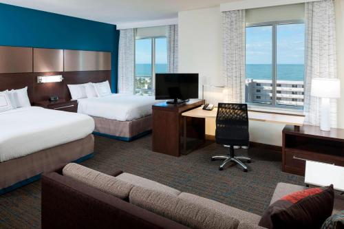 克利尔沃特克利尔沃特海滩万豪酒店的酒店客房配有两张床和一张书桌