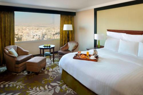 安曼安曼万豪酒店的酒店客房设有一张床和一个大窗户
