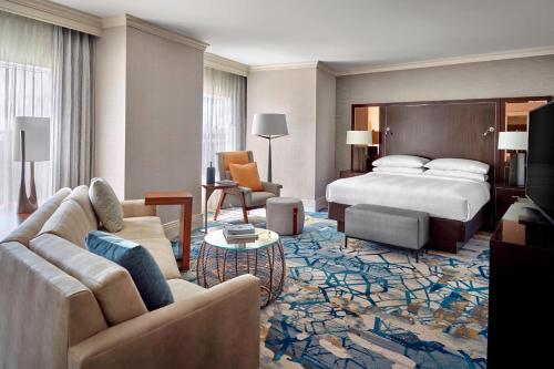 亚特兰大亚特兰大机场万豪酒店 的酒店客房设有床和客厅。