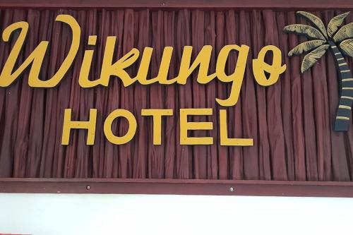 Puerto NariñoWikungo Hotel的棕榈树酒店标志