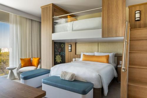 奥兰多JW Marriott Orlando Bonnet Creek Resort & Spa的配有一张床和一张书桌的酒店客房