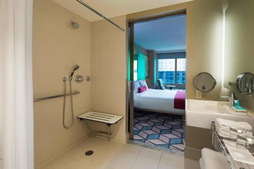 纽约纽约时代广场W酒店的带淋浴、床和盥洗盆的浴室