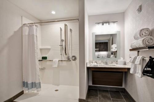 布兰奇堡帕克TownePlace Suites by Marriott Bridgewater Branchburg的带淋浴和盥洗盆的白色浴室