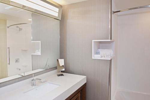 埃弗里特西雅图埃弗里特市区万怡酒店的浴室设有白色水槽和镜子