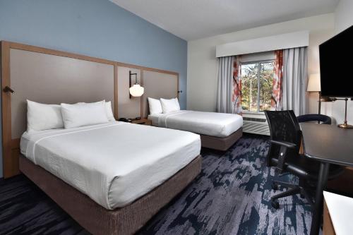 里士满Fairfield Inn & Suites by Marriott Richmond Innsbrook的酒店客房配有两张床和一张书桌