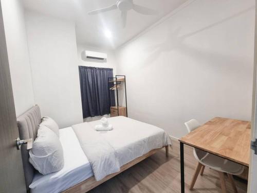 莎阿南H+M Residence [5min]to Setia City Convention的一间小卧室,配有一张床和一张桌子