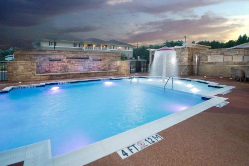 费耶特维尔SpringHill Suites by Marriott Fayetteville Fort Liberty的一个带喷泉的大型游泳池