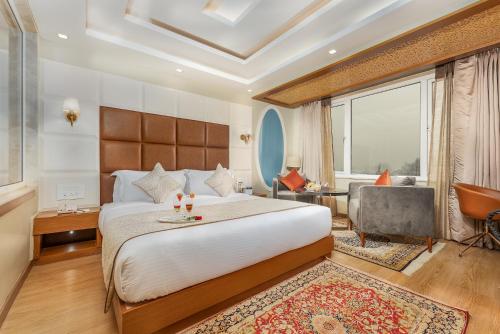 斯利那加Hotel Meerz的酒店客房设有一张大床和一张书桌。