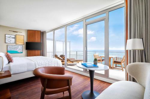 尼斯尼斯世贸艾美酒店的酒店客房设有一张床,享有海景。
