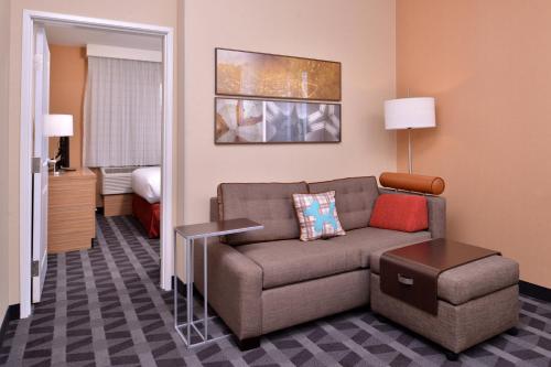 切斯特菲尔德TownePlace Suites by Marriott St. Louis Chesterfield的客厅配有沙发和1张床