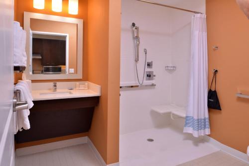 切斯特菲尔德TownePlace Suites by Marriott St. Louis Chesterfield的带淋浴、盥洗盆和卫生间的浴室