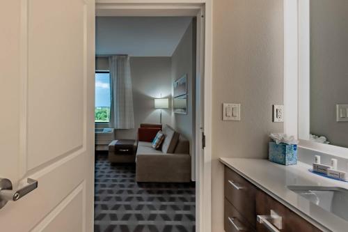 梅斯基特TownePlace Suites by Marriott Dallas Mesquite的一间带沙发的客厅