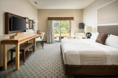 坦帕伊壁鸠鲁酒店，收集签名的配有一张床和一张书桌的酒店客房
