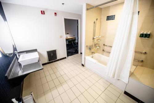 华盛顿Fairfield by Marriott Inn & Suites Washington Casino Area的带浴缸、淋浴和盥洗盆的浴室