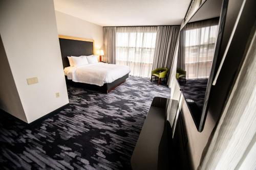 华盛顿Fairfield by Marriott Inn & Suites Washington Casino Area的酒店客房设有床和窗户。
