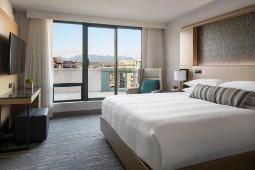里士满Vancouver Airport Marriott Hotel的一间酒店客房,设有一张大床和一个大窗户
