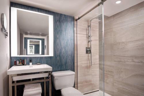 里士满Vancouver Airport Marriott Hotel的浴室配有卫生间、盥洗盆和淋浴。
