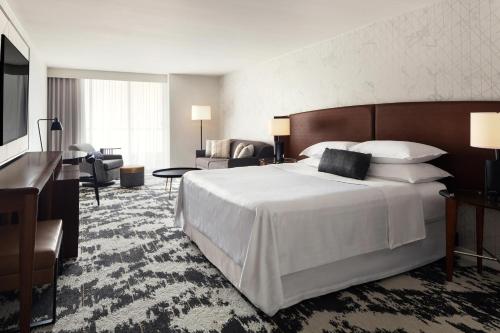 里士满Sheraton Vancouver Airport Hotel的酒店客房设有一张大床和一间客厅。