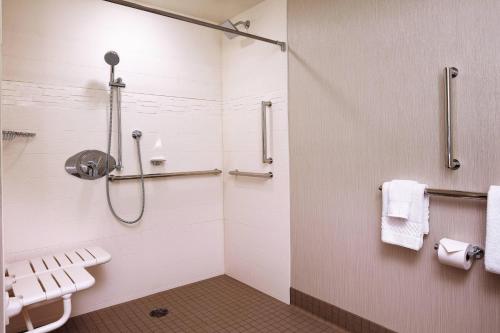 库比蒂诺万豪圣何塞卡佩提诺原住客栈酒店的带淋浴和卫生间的浴室