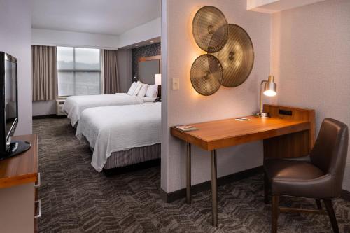 匹兹堡万豪匹兹堡北岸春季山丘套房酒店的酒店客房配有两张床和一张书桌