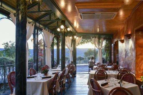 穆斯捷-圣玛丽穆斯捷李雷莱斯酒店的一间带桌椅的餐厅以及一个阳台