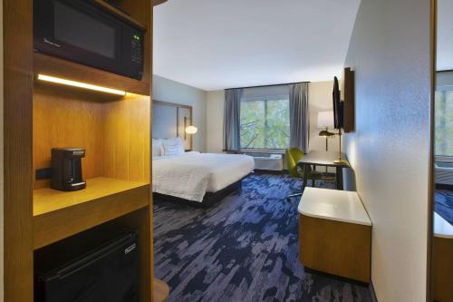 大布兰克Fairfield Inn & Suites by Marriott Flint Grand Blanc的酒店客房,配有床和电视