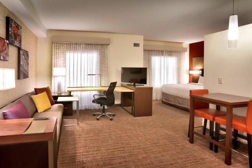 卡斯珀Residence Inn by Marriott Casper的酒店客房设有床和客厅。