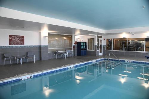 堪萨斯城TownePlace Suites Kansas City At Briarcliff的大楼内一个蓝色的大型游泳池