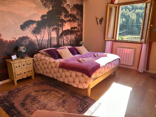 MansoCASA VOLTEGIRA的卧室配有一张床,墙上挂有绘画作品