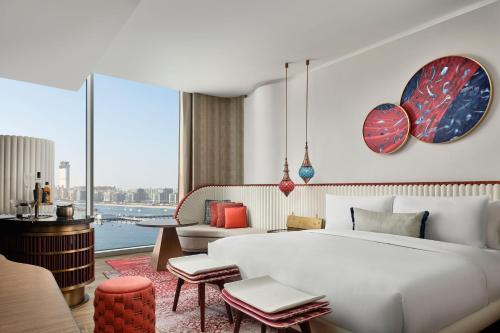迪拜W Dubai - Mina Seyahi, Adults Only的卧室设有一张白色大床和大窗户