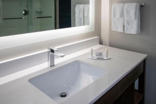 凯蒂Fairfield Inn & Suites Houston Katy的白色的浴室设有水槽和镜子