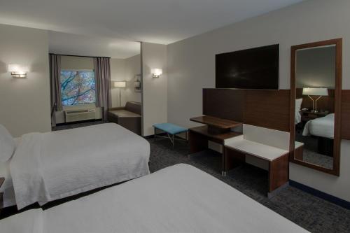 凯蒂Fairfield Inn & Suites Houston Katy的酒店客房,配有床和镜子