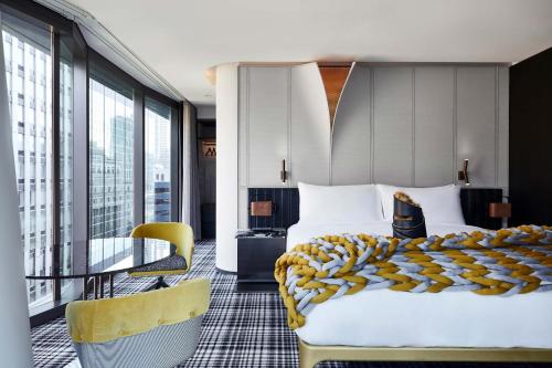 墨尔本W Melbourne的一间酒店客房,设有一张大床和一个大窗户