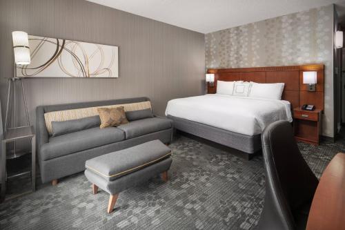 博尔德博尔德万怡酒店的酒店客房,配有床和沙发