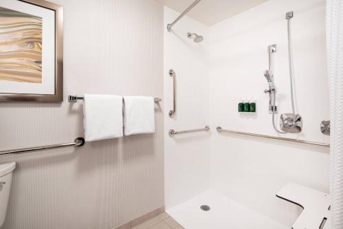 博尔德博尔德万怡酒店的带淋浴和卫生间的白色浴室