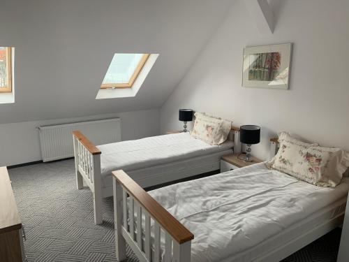 布拉索夫NoblessResidence的一间卧室设有两张床和窗户。