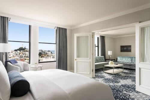 旧金山旧金山丽思卡尔顿酒店的一间带白色大床的卧室和一间客厅