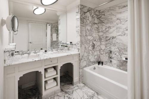 旧金山旧金山丽思卡尔顿酒店的白色的浴室设有浴缸、水槽和浴缸。