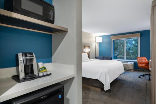 加夫尼Holiday Inn Express - Gaffney, an IHG Hotel的配有床和咖啡机的酒店客房