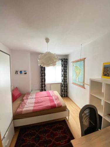 山麓布伦cozy apartment close to vienna的卧室配有粉红色的床和窗户。