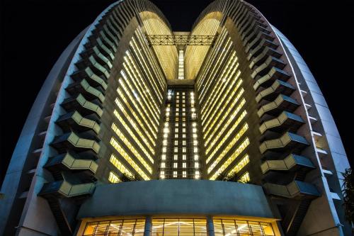 巴拿马城JW Marriott Panama的一座高大的建筑,晚上有灯
