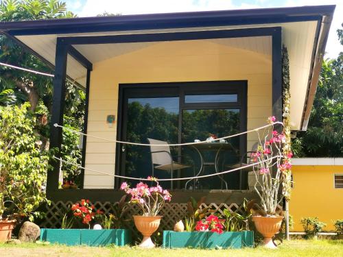 PaeaTAHITI - Orofero Lodge的享有外部景致的小房子