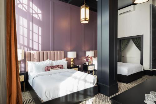 朴茨茅斯Hotel Thaxter的一间卧室设有两张床和紫色的墙壁