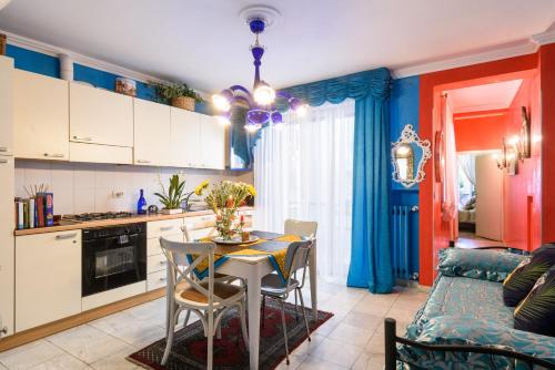 阿雷佐BIBI BOUTIQUE AREZZO Appartamento Rosafragola - Verdeconiglio的一间厨房,里面配有桌椅