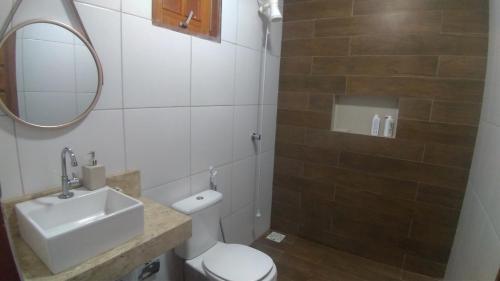 瓜拉米兰加Belaninha的一间带水槽、卫生间和镜子的浴室
