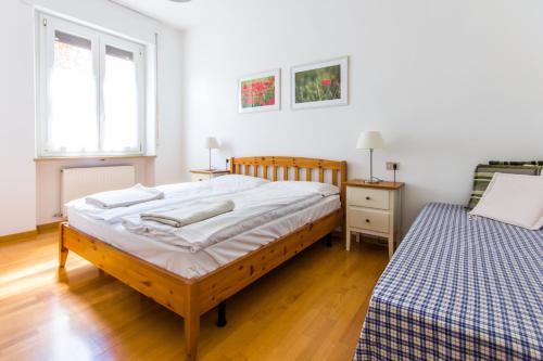 加尔达湖滨Casa Irina的一间卧室配有一张大床、一个床头柜和一张四柱床
