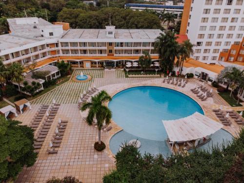 伊瓜苏Bourbon Cataratas do Iguaçu Thermas Eco Resort的享有酒店上方的游泳池景致