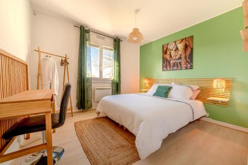Cognac-le-FroidForestPlage Gîte avec SPA nordique的绿色卧室配有床和书桌
