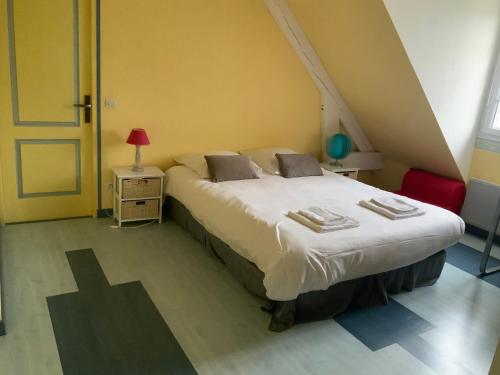 马斯利维Piscine chauffée Villa mouettes de Loire的一间卧室,卧室内配有一张大床