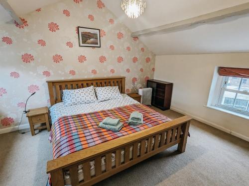 High HesketELM HOUSE COTTAGE - 2 Bed Cottage in High Hesket on the edge of the Lake District, Cumbria的一间卧室配有一张床,上面有两条毛巾
